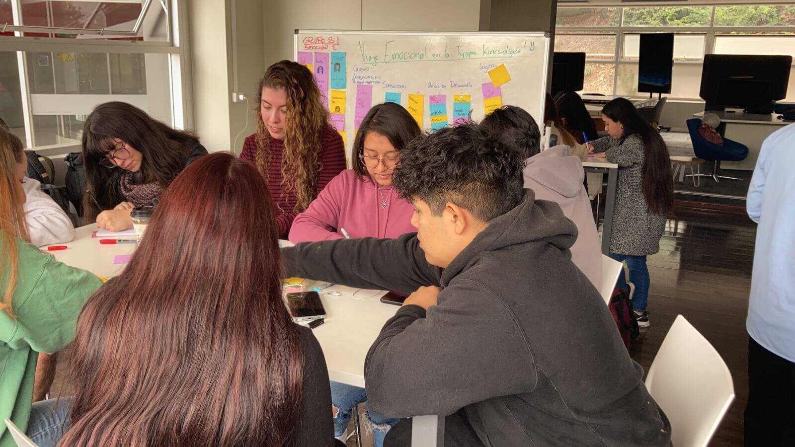 ¡Escuela de Kinesiología y D-School trabajan de la mano en expresión corporal!